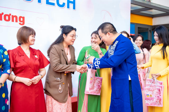 [Video] Nét đẹp Áo dài HUTECH: Sắc màu duyên dáng - lan tỏa yêu thương 57
