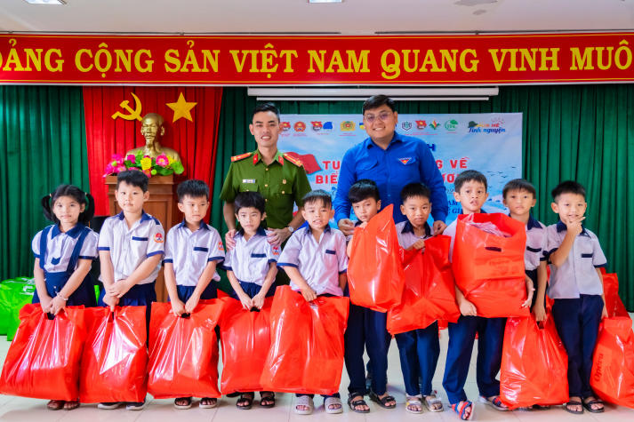 [Ảnh] Chi bộ 17 HUTECH nối dài tinh thần bảo vệ chủ quyền biển đảo tại Đồn Biên phòng Cần Thạnh (Cần Giờ) 123