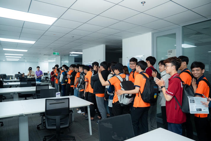 [Video] Students of the Institute of International Education visited DXC Technology Vietnam 124