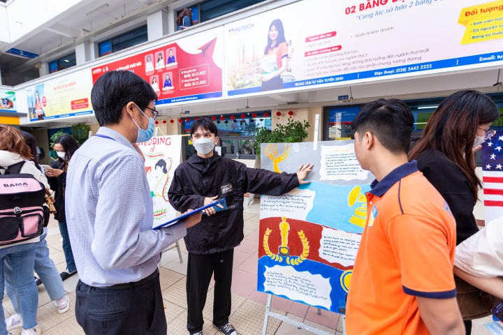 Các bạn sinh viên lớp 20DTA mang đến hơn 30 poster với nhiều chủ đề đa dạng HUTECH 7