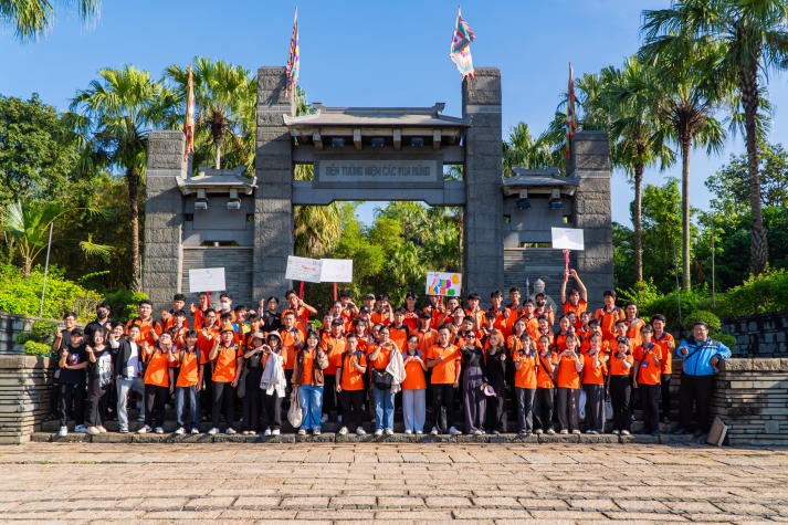 Tập thể Ban cán sự  lớp Thu Duc Campus rèn “Kỹ năng vận động tổ chức các hoạt động tập thể” tại Đền thờ các Vua Hùng 21