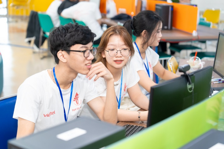 Khai mạc Chung kết OlpAI'25, các thí sinh bước vào đường đua 6 tiếng “cân não” 51