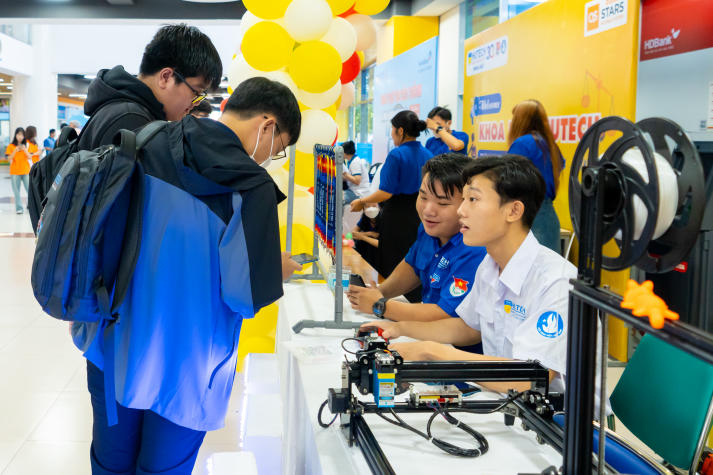 [Video] Hẹn gặp HUTECH-ers tại Ngày hội Truyền thống Sinh viên Thu Duc Campus “NEWBIES SAY HI!” 46