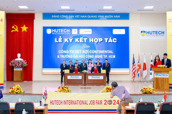 [Video] Sinh viên hào hứng “săn” hơn 1.500 đầu việc hấp dẫn tại “HUTECH International Job Fair 2024” 147