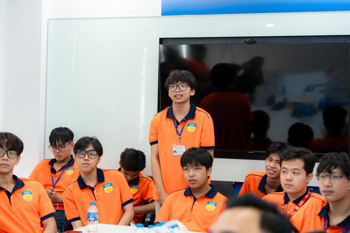 Sinh viên Khoa Luật định hình tương lai nghề nghiệp qua chuyến tham quan Shinhan Bank 35