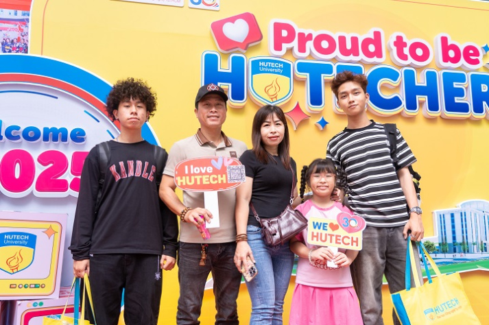 [Video] Không khí đông đúc, rộn ràng trong mùa nhập học tại HUTECH 53