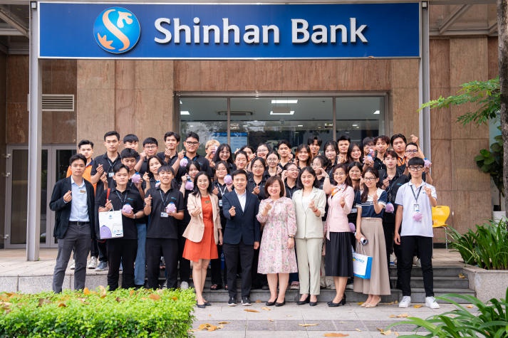 ​Sinh viên Hệ thống thông tin quản lý khám phá, học tập thực tế tại Ngân hàng Shinhan 111