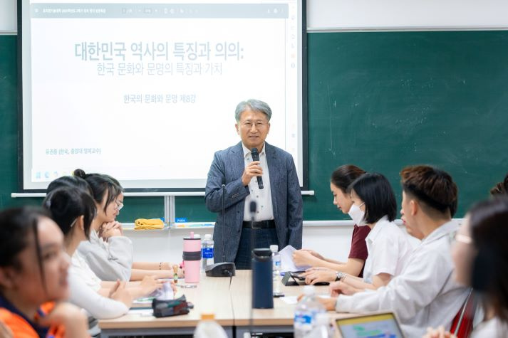 [Hướng nghiệp 2026] Ngôn ngữ Hàn Quốc: Học một ngành, làm đa nghề trong kỷ nguyên số 18