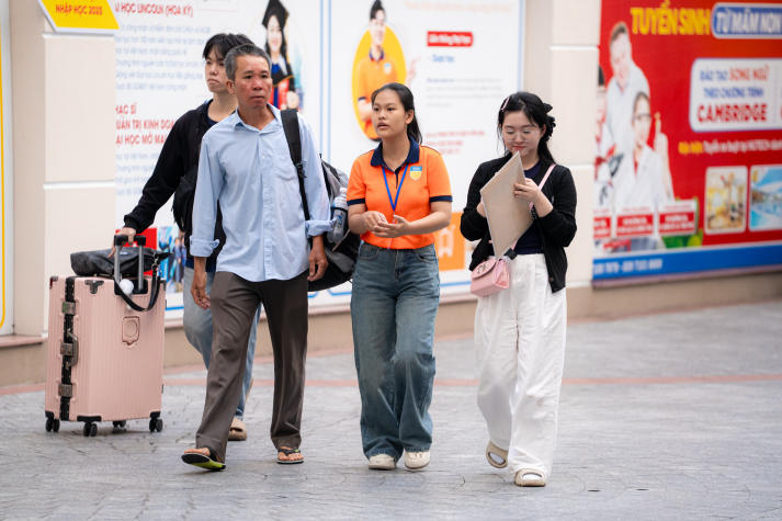 Tân sinh viên HUTECH đến trường nhập học từ sáng sớm 24