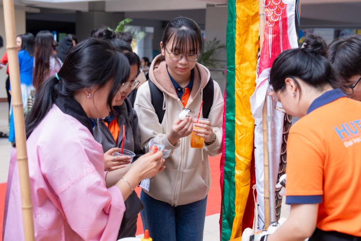 [Video] Sinh viên HUTECH hào hứng trải nghiệm Ngày hội giao lưu văn hóa Việt - Nhật 2024 224