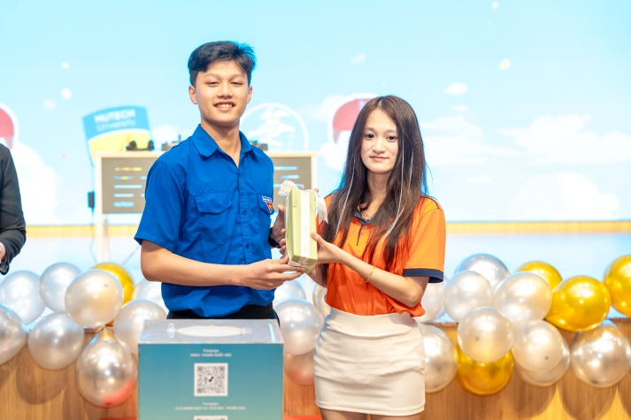 Sôi động, đa sắc màu: Tân sinh viên Khoa Trung Quốc học “cháy” hết mình tại Đêm nhạc hội chào năm học mới 65