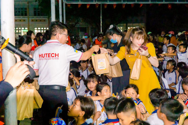 Sinh viên Khoa Marketing - Kinh doanh quốc tế mang “Ngàn điều trăng nói” đến với thiếu nhi Vĩnh Long 98