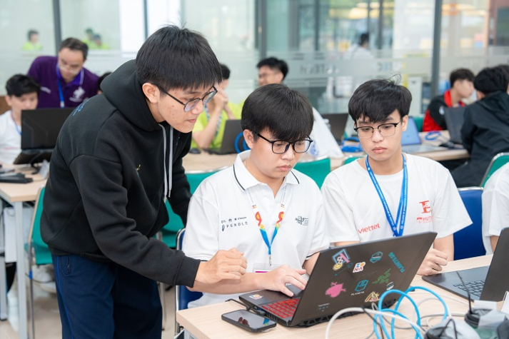 [Ảnh] Gần 1000 thí sinh bước vào chuỗi thử thách công nghệ tại OLP’25, OlpAI’25, Procon’25 và ICPC Asia HCMC 2025 99