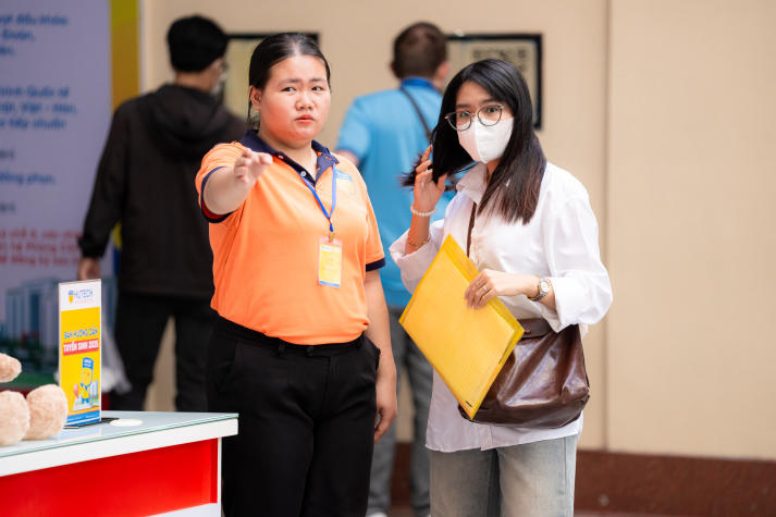 Tân sinh viên HUTECH đến trường nhập học từ sáng sớm 27