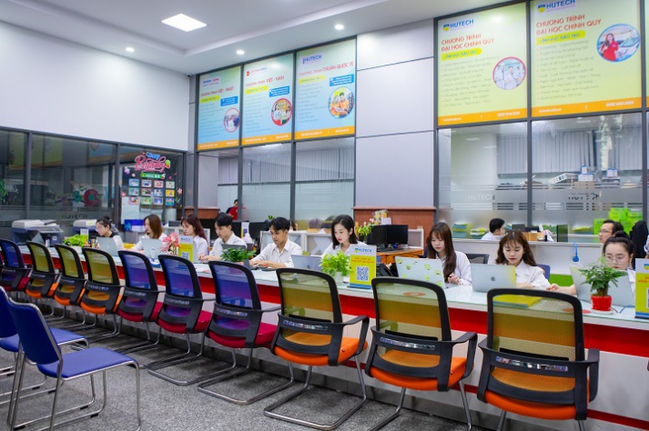 [Video] Đông đảo thí sinh, phụ huynh đến HUTECH nhập học từ tờ mờ sáng ngày đầu tiên 27