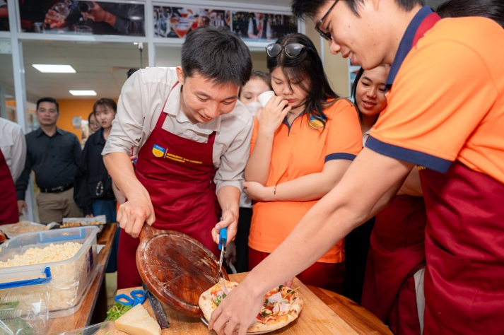 [Video] Top 4 Giải vô địch Pizza Thế giới 2025 hướng dẫn sinh viên Quản trị nhà hàng làm pizza “chuẩn Ý” 40
