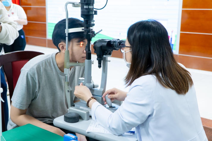 Sinh viên Khoa Dược tìm hiểu về bệnh lý "viêm kết mạc" và được khám, tầm soát các bệnh về mắt miễn phí 89