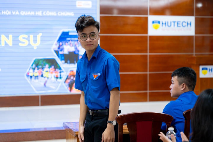 Ban cán sự lớp Khoa Khoa học Xã hội và Quan hệ Công chúng học hỏi nhiều kỹ năng hữu ích qua buổi tập huấn 43