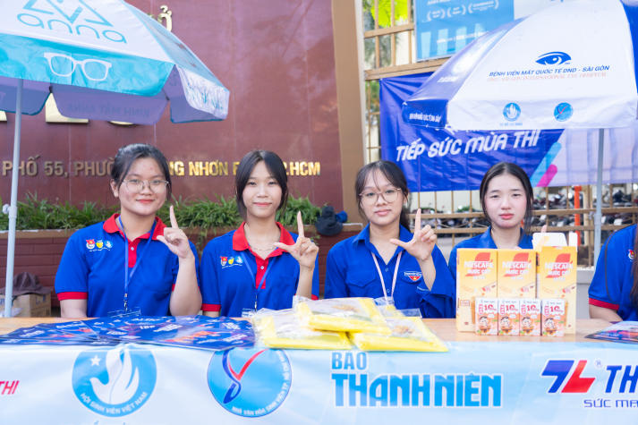 Tuổi trẻ HUTECH tiếp sức sĩ tử 2k8 trong ngày thi tốt nghiệp THPT 2026 48