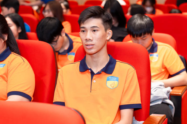 [Video] Sinh viên HUTECH tiếp cận AI, chính thức nhập cuộc “RongViet Invest 2025” 56