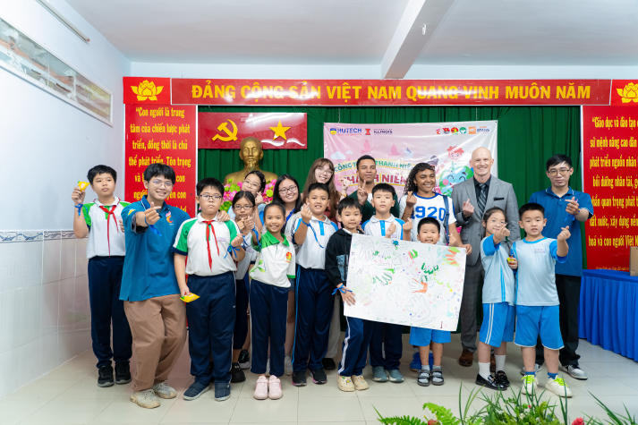 Sinh viên HUTECH và UIUC mang làn gió giao lưu quốc tế đến Trường Tiểu học Hà Huy Tập 71