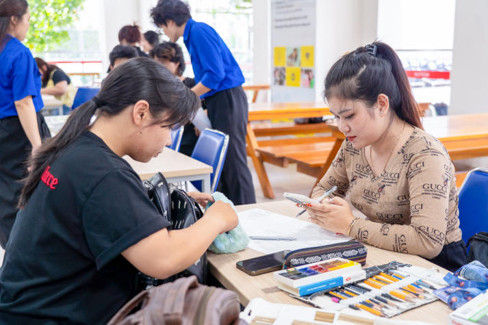 Sinh viên Khoa Kiến trúc - Mỹ thuật kể chuyện bằng nét vẽ trong cuộc thi thiết kế báo tường 30