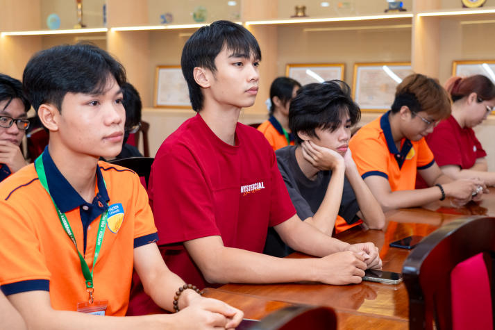 Tân sinh viên Thú y làm quen với những nguyên tắc an toàn trong phòng thí nghiệm 53