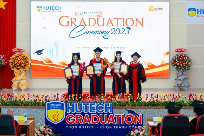 Lễ trao bằng tốt nghiệp tháng 12/2023 tại HUTECH: “Cảm ơn cha mẹ - Người không đứng trên thảm đỏ” 142