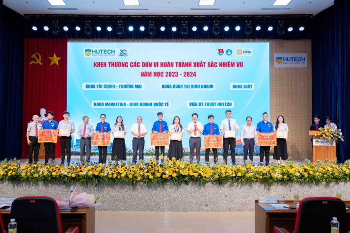 HUTECH vinh danh những "ngôi sao" trong công tác Đoàn - Hội và phong trào thanh niên năm học 2023-2024 73