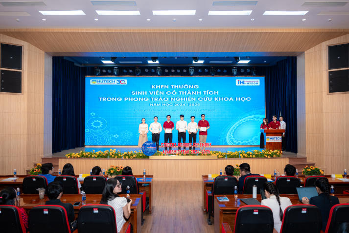 Viện Đào tạo Quốc tế ghi dấu những nỗ lực đáng tự hào tại Lễ tổng kết năm học 2024-2025 41