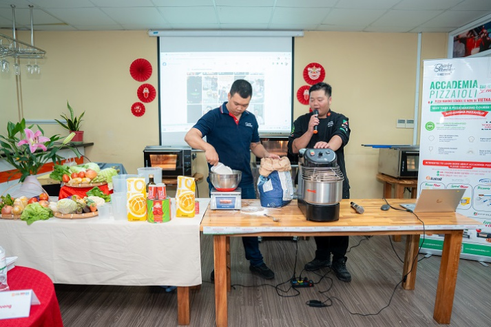 [Video] Top 4 Giải vô địch Pizza Thế giới 2025 hướng dẫn sinh viên Quản trị nhà hàng làm pizza “chuẩn Ý”