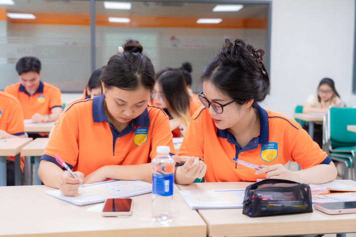 [Video] Sinh viên HUTECH học cách làm chủ tài chính từ chuyên gia trong dự án "Hanwha Life Finance Mentor" 64