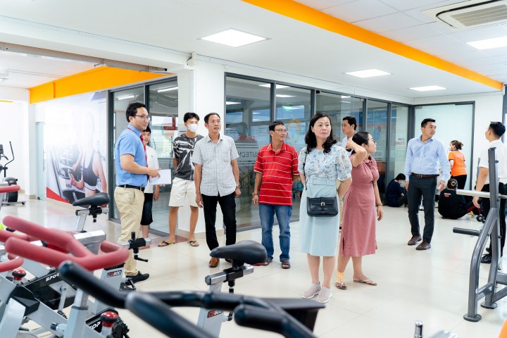 Ban Giám hiệu, giáo viên Trường THCS & THPT Tân Lộc (Cà Mau) tham quan không gian học tập HUTECH 24