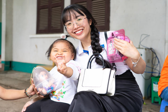 Sinh viên Khoa Tài chính - Thương mại gieo mầm yêu thương tại Làng trẻ em SOS 22