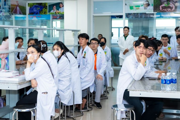 Sinh viên Công nghệ sinh học nâng cao trải nghiệm thực tế công nghệ sinh học phân tử 31