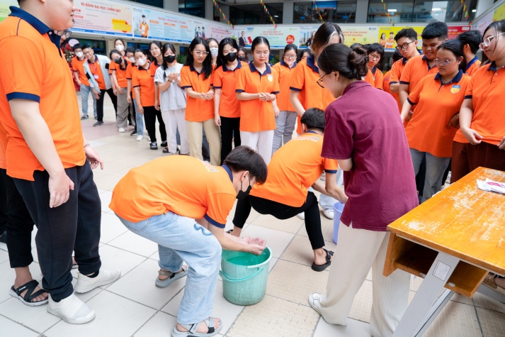 Rộn ràng lễ kết nghĩa của tân binh Khoa Dược HUTECH cùng anh chị các khóa 46