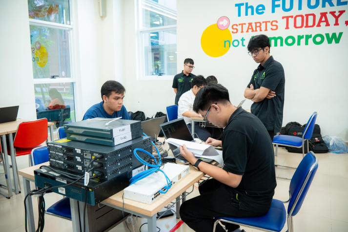 Sinh viên Công nghệ thông tin “thực chiến” xử lý sự cố mạng Cisco 67