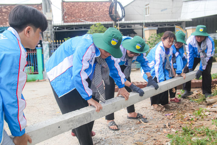 Mùa hè xanh HUTECH 2025: Bước chân tình nguyện, lan tỏa niềm tin 212