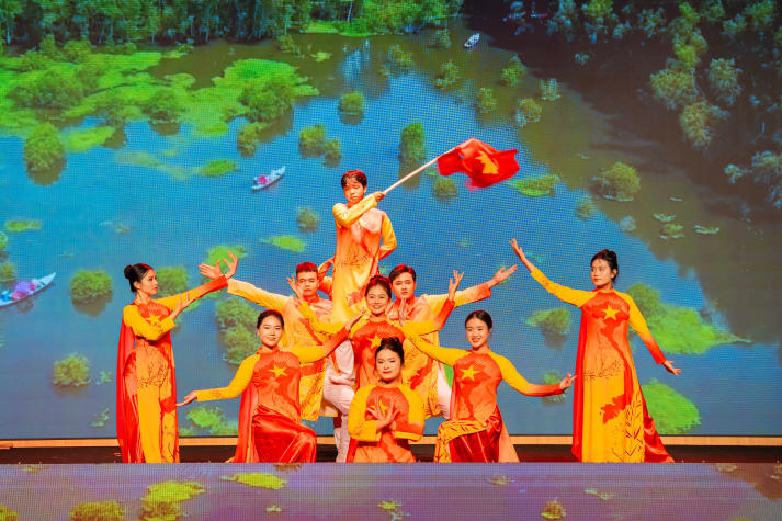 Sinh viên HUTECH thắp sáng niềm tự hào Việt qua chuỗi đồ án nghệ thuật hoành tráng 258