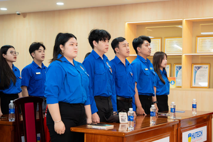 CLB Lý luận trẻ HUTECH đồng hành cùng Đoàn viên, sinh viên thắp sáng niềm tin Đảng 29
