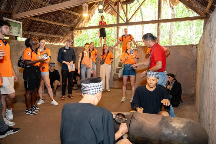 [Video] International students and HUTECH learn Vietnamese history at Cu Chi Tunnels 37