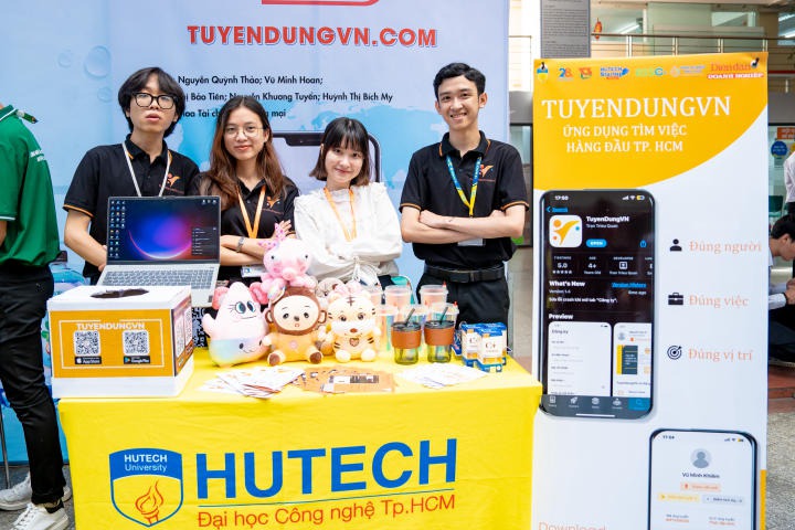 “Tour” khám phá không gian triển lãm Top 10 “HUTECH Startup Wings 2023” 136