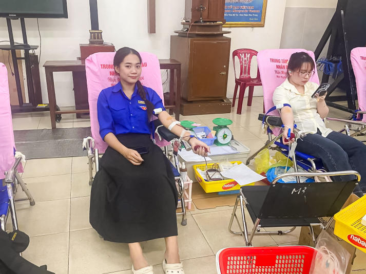 Sinh viên Khoa Điều dưỡng - Kỹ thuật y học trao yêu thương, lan tỏa trách nhiệm đến cộng đồng 98