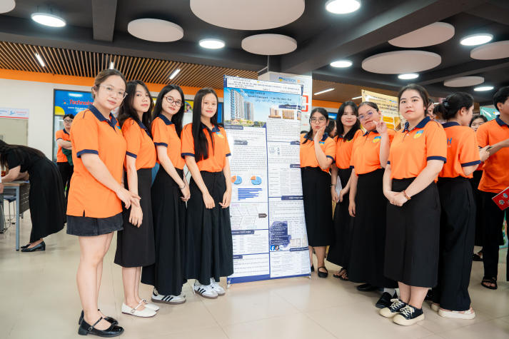 Khi ý tưởng chạm thực tiễn: Sinh viên Khoa Tài chính - Thương mại tỏa sáng tại Trưng bày poster Dự án doanh nghiệp 34
