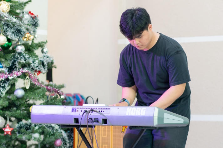 [Ảnh] Trai tài gái sắc HUTECH tự tin “show” nét đẹp năng động đậm chất Gen Z tại đa sân chơi 45