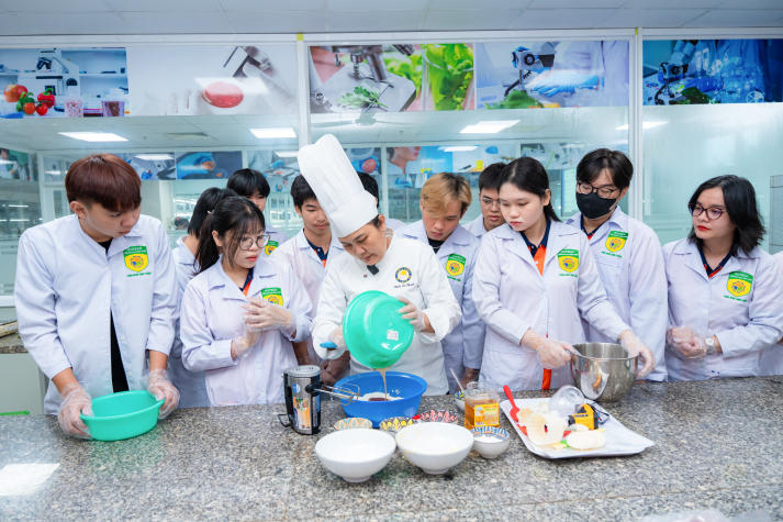[Video] “Xắn tay áo” vào bếp cùng sinh viên Viện Khoa học Ứng dụng trổ tài làm bánh Trung thu 68