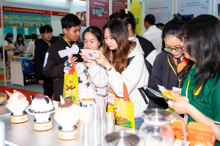 Sinh viên ngành Công nghệ thực phẩm HUTECH khám phá ngành Công nghiệp thực phẩm tại triển lãm “Vietnam Foodexpo 2023” 79