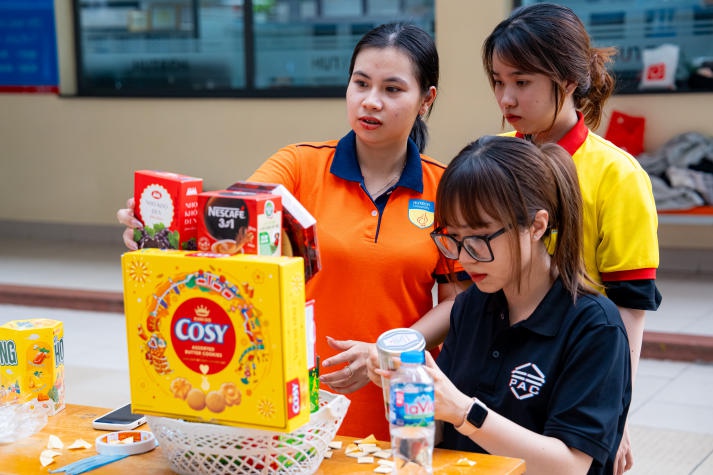 Sinh viên Khoa Dược trổ tài gói quà gửi tặng đến những hoàn cảnh khó khăn 57