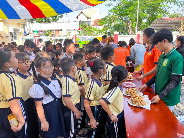 “Én vàng” Viện Khoa học Ứng dụng lan tỏa sắc xuân với chiến dịch “Cánh én mùa xuân 2023” 78