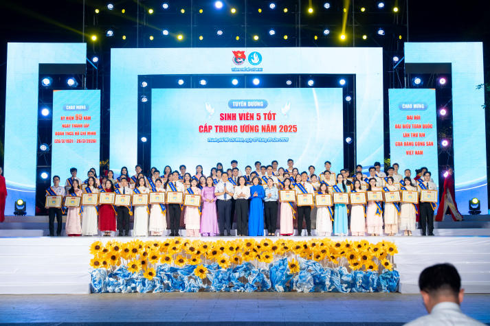 44 Sinh viên 5 tốt hai năm liên tục của HUTECH nhận Bằng khen của Chủ tịch UBND Thành phố 684